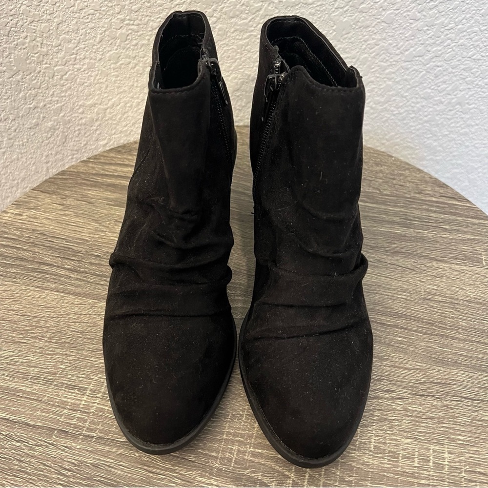 Arizona Jeans Oakes Black Faux Suede Ruched Stacked Heel Bootie Ankle Boots- 6 - Picture 8 of 12